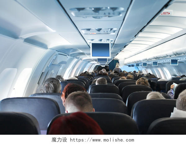 乘客在飞机客舱内部经济类旅行的顶视图飞机旅游